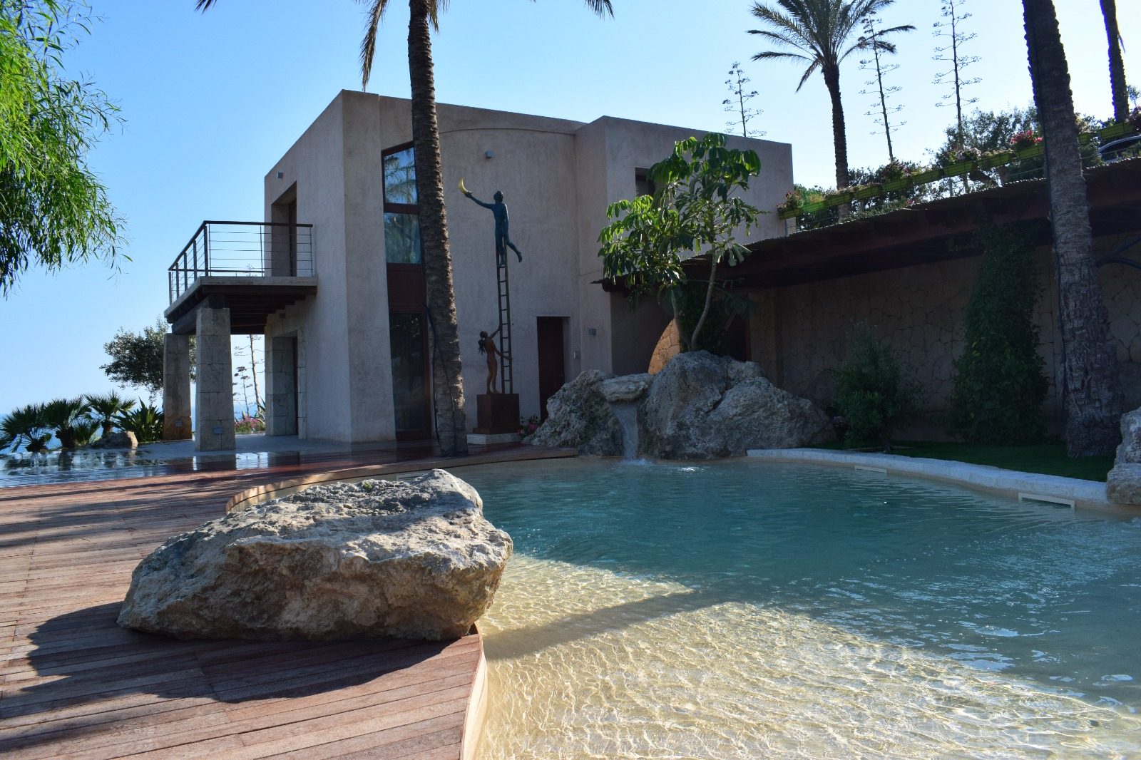 Villa Z, 6